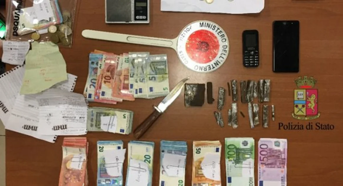 Portici - Supermarket della droga in un'abitazione, due arresti della Polizia