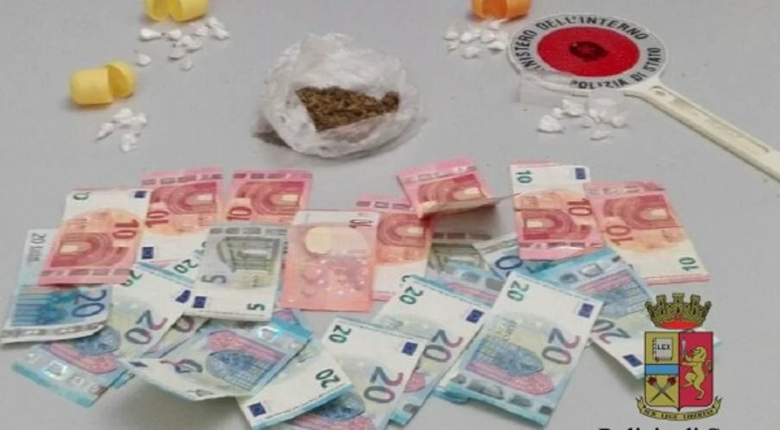 Acerra (NA) - Droga nei contenitori degli ovetti Kinder, arrestato