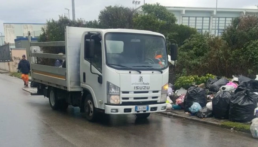 Boscoreale - Rifiuti abbandonati in strada, ripulito il rione Gescal