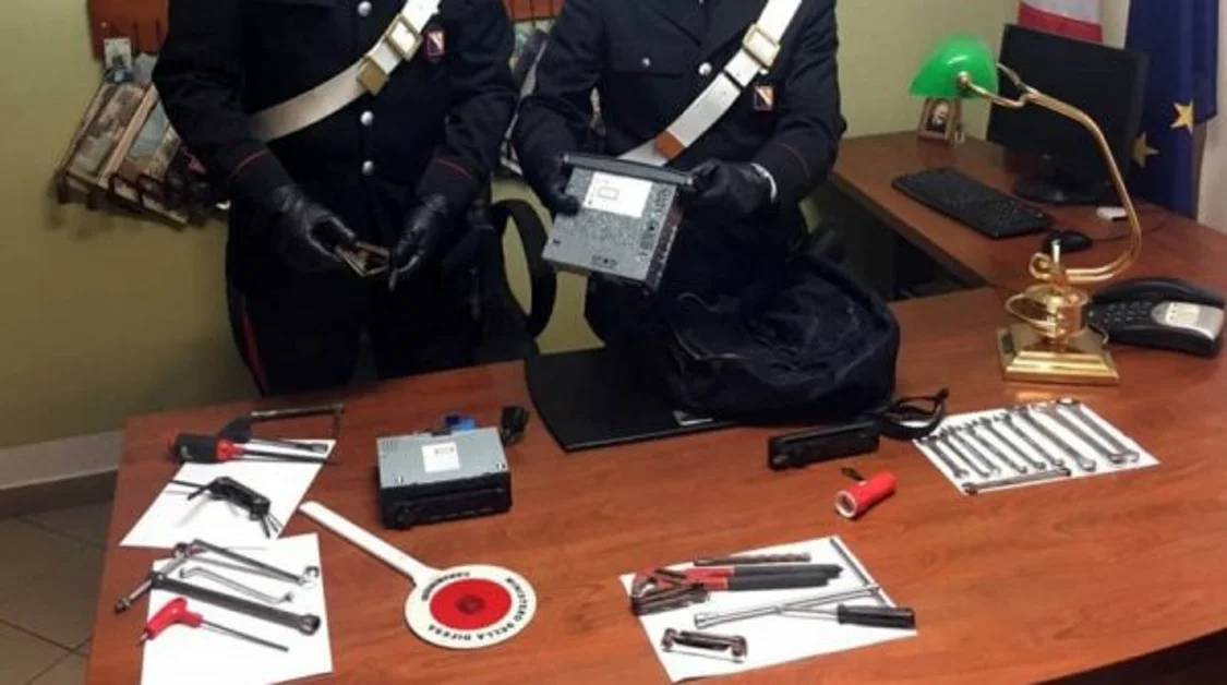 Napoli - Rubava autoradio dalle vetture, arrestato 40enne di Giugliano