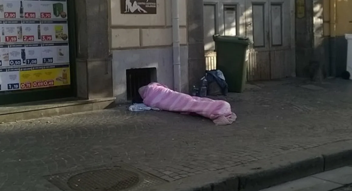 Torre Annunziata - Ragazzo dorme in strada: si ribella il popolo dei social