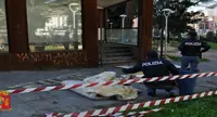 Avellino - A fuoco la casetta di vetro di piazza Kennedy, ferito un senza fissa dimora