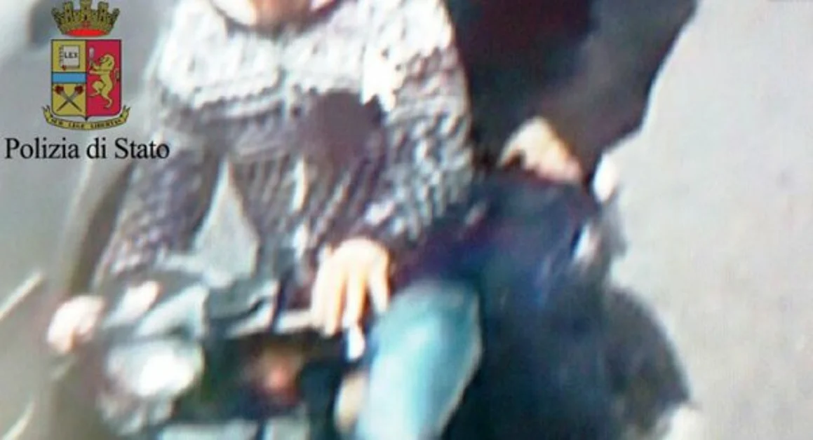 Napoli - Maglione natalizio per commettere rapina, riconosciuto dai poliziotti: fermato malvivente