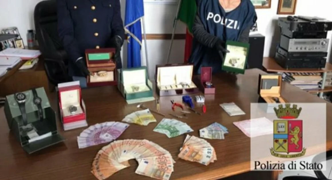 Napoli - Giro di ricettazione di preziosi orologi rubati, due persone denunciate