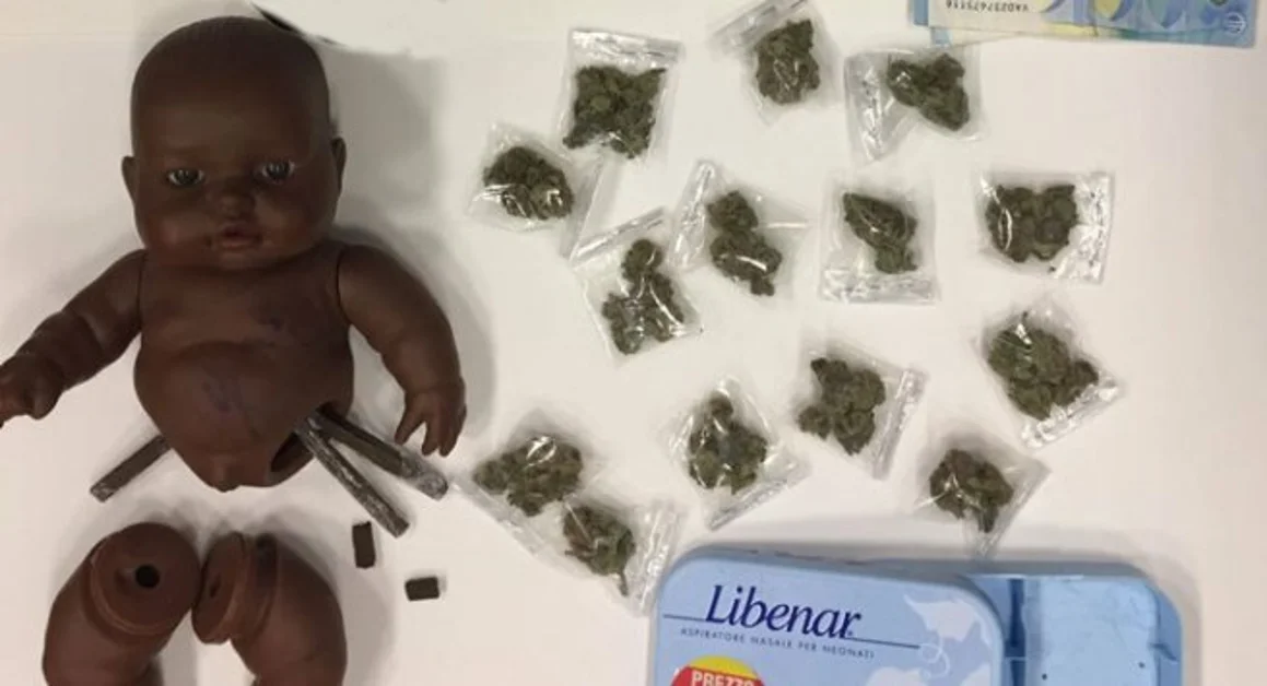 Portici - Droga nascosta in un bambolotto "Cicciobello", arrestato pusher 37enne