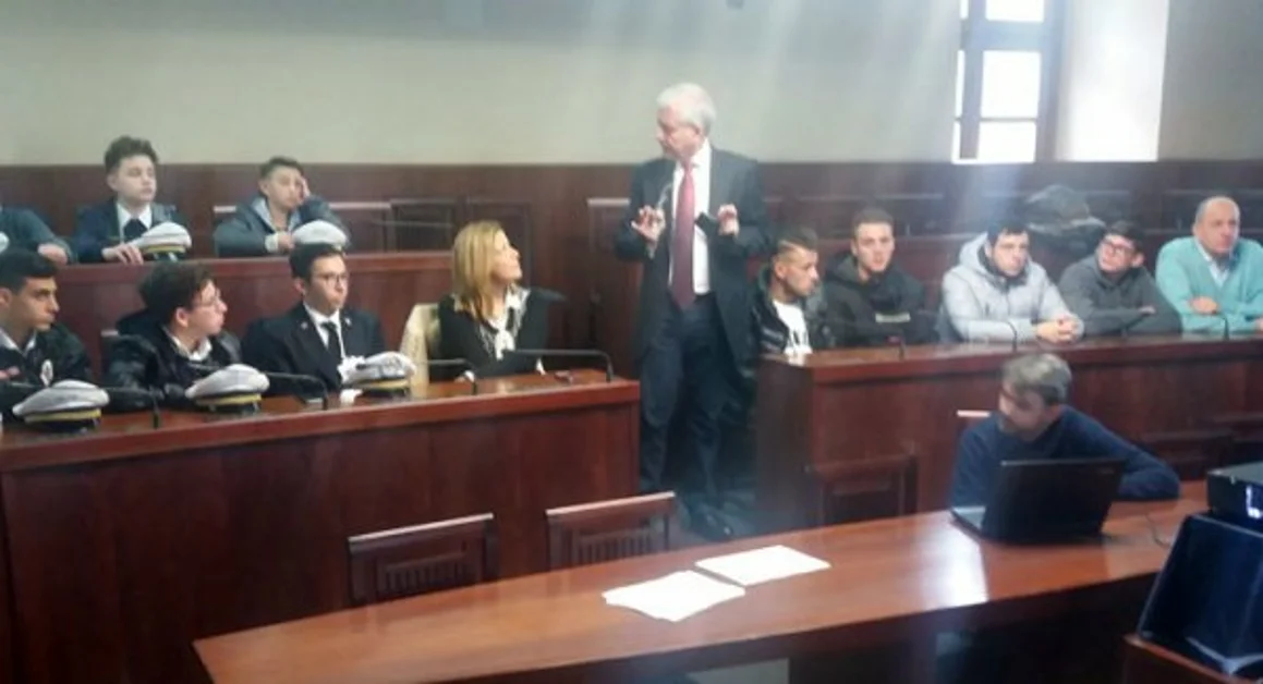 Torre del Greco - Delegazione dell'Istituto Nautico "Colombo" ricevuta dal Commissario Barbato