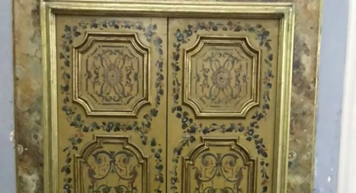 San Giorgio a Cremano - Fu rubata nel 1993, ritrovata dai carabinieri porta in stile rococò trafugata da Villa Bruno nel '93