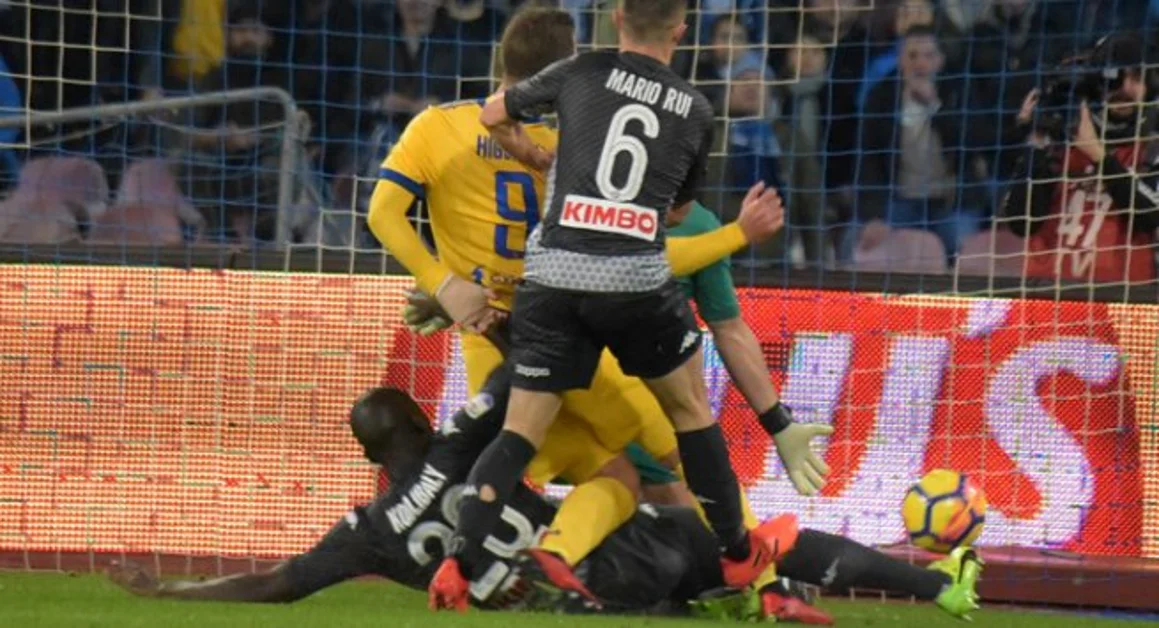 Napoli, una brutta sconfitta. Higuain rilancia la Juve