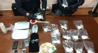 Napoli - Polizia smantella piazza di spaccio gestita da due coniugi. La droga avrebbe fruttato oltre 100mila euro