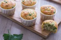 Muffin salati con piselli e prosciutto cotto