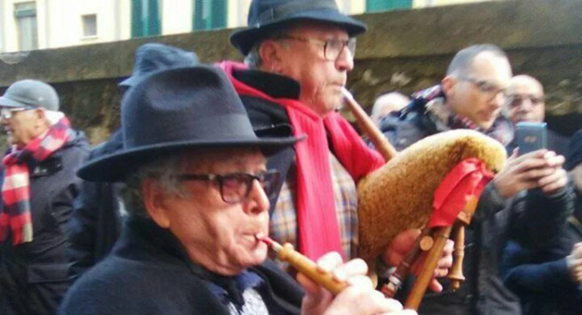 Boscotrecase - Gli Zampognari del Vesuvio protagonisti alla mostra presepistica a Castel dell'Ovo a Napoli