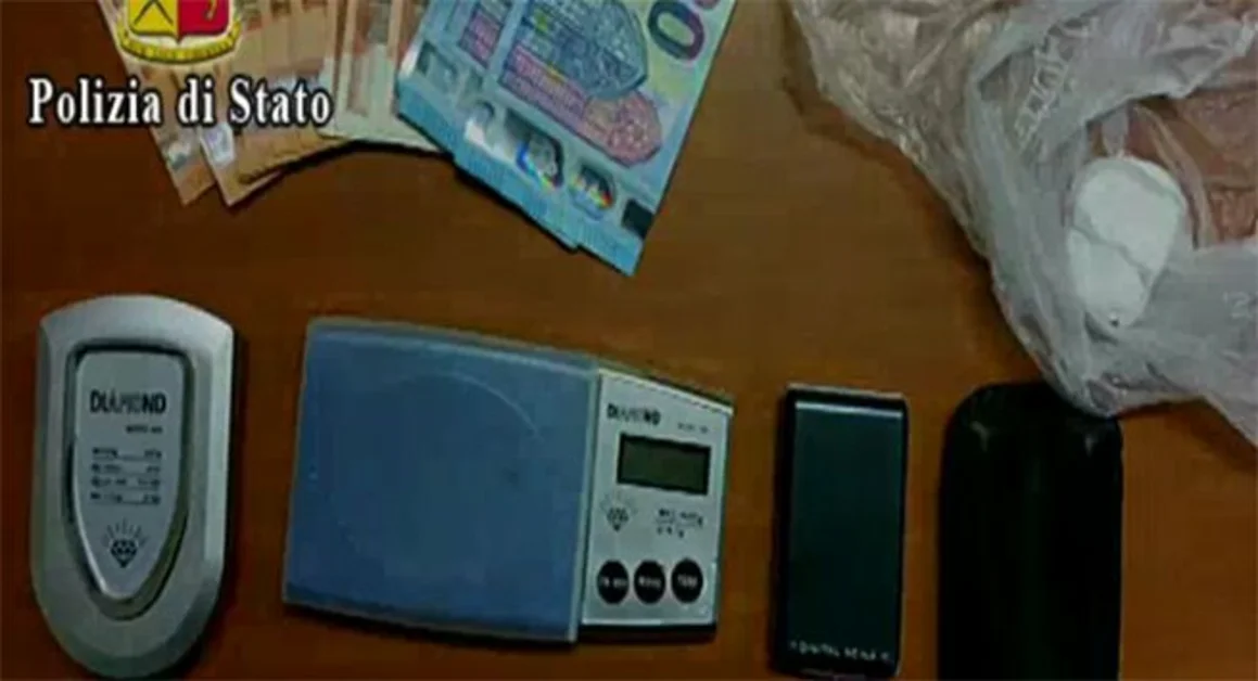 Torre Annunziata - Penniniello, Polizia di Stato setaccia il quartiere: arrestato pusher 67enne