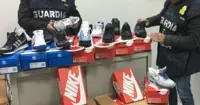 Marcianise  (CE)- Scarpe Nike e Adidas false, sequestrate 1.600 paia: un arresto