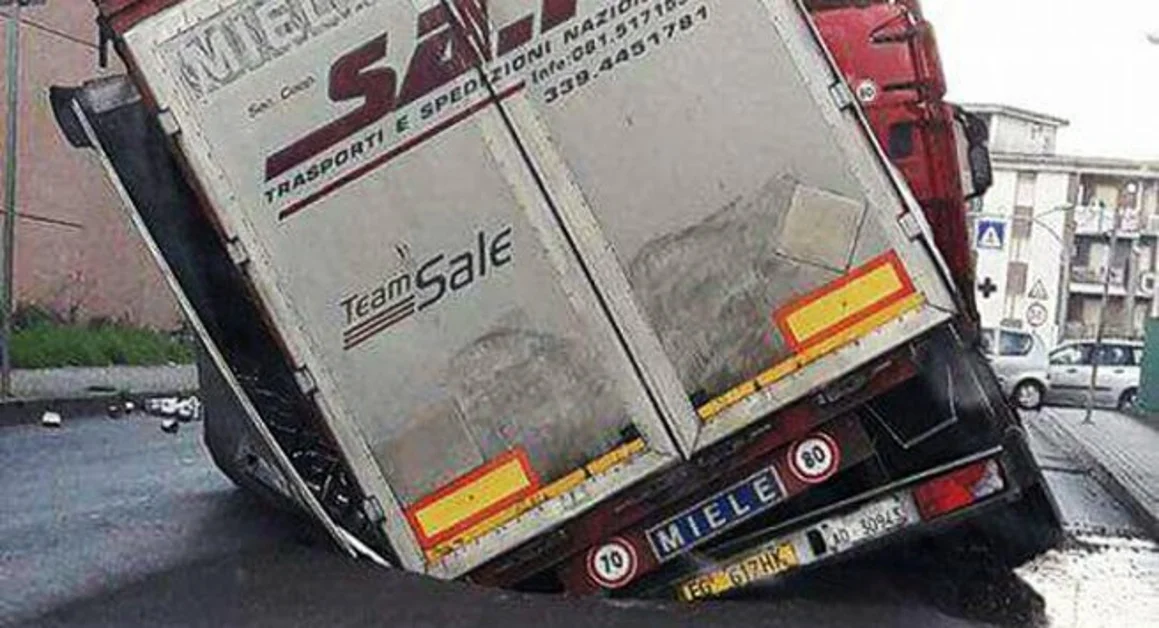 Scafati - Tir sprofonda in una voragine apertasi nella strada
