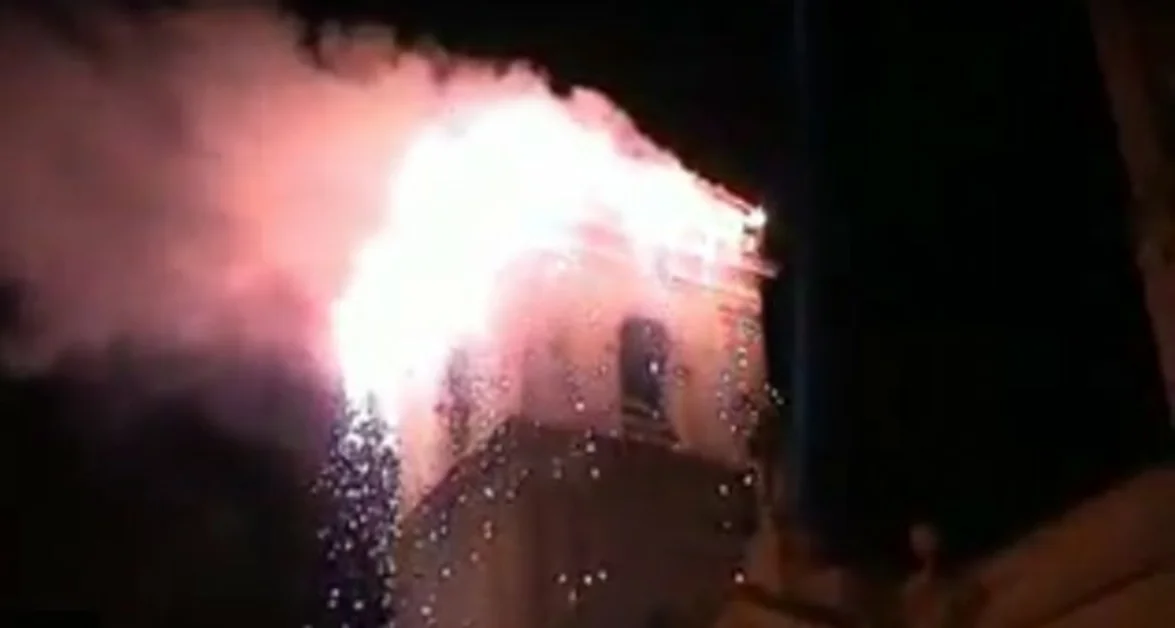 Torre Annunziata - Si rinnova il tradizionale incendio del campanile della chiesa dell'Immacolata
