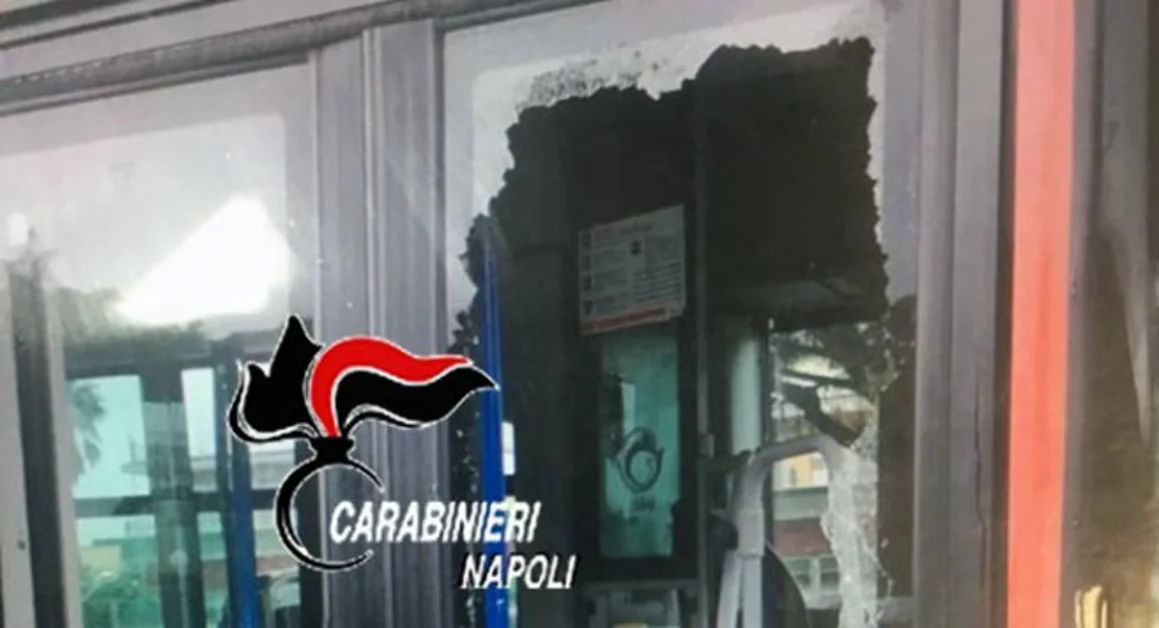 Sant'Antonio Abate - Pensa che l'autista del bus ci stia provando con la fidanzata, sfonda a calci la porta