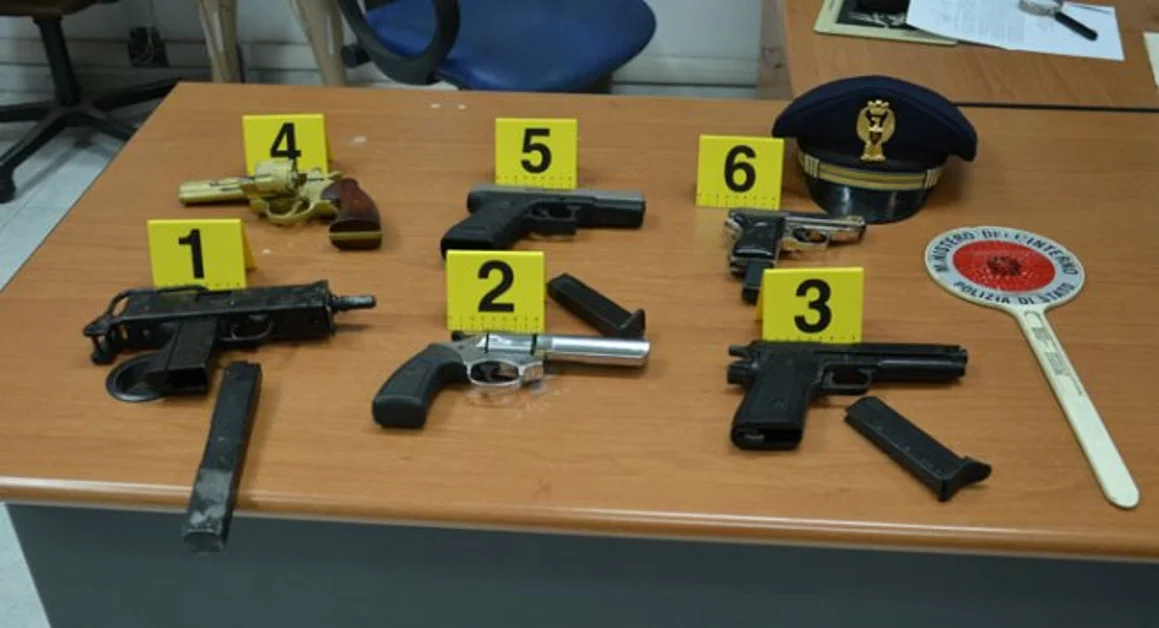 Torre Annunziata - Quartiere Provolera: sei pistole trovate dalla Polizia a casa di un pregiudicato