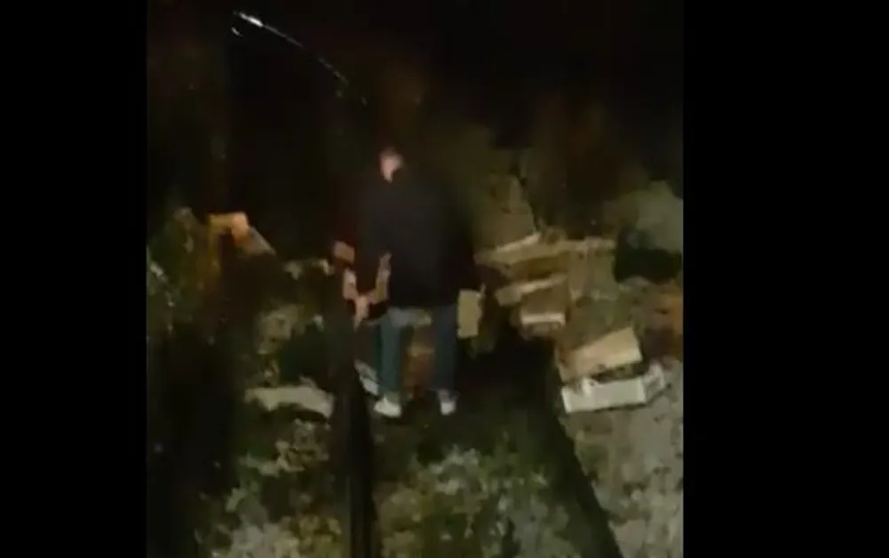 Cassette di legno sui binari Circum, treno costretto a fermarsi