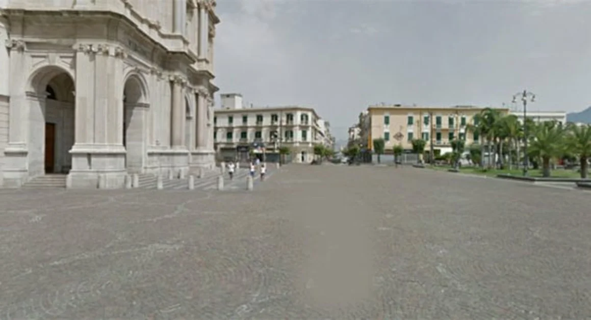 Pompei - Natale, si accende il grande albero in piazza Bartolo Longo