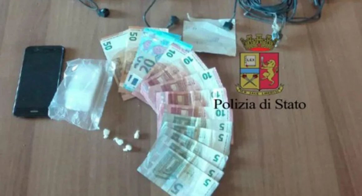 Napoli - Piazza di spaccio in un circoletto a San Giovanni a Teduccio, arrestato 33enne