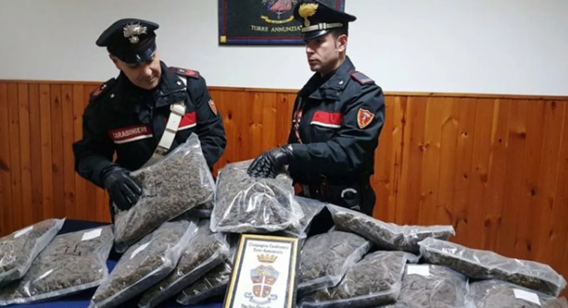 Boscoreale - Fermato sulla SS268, aveva 15 kg di marijuana in auto: arrestato