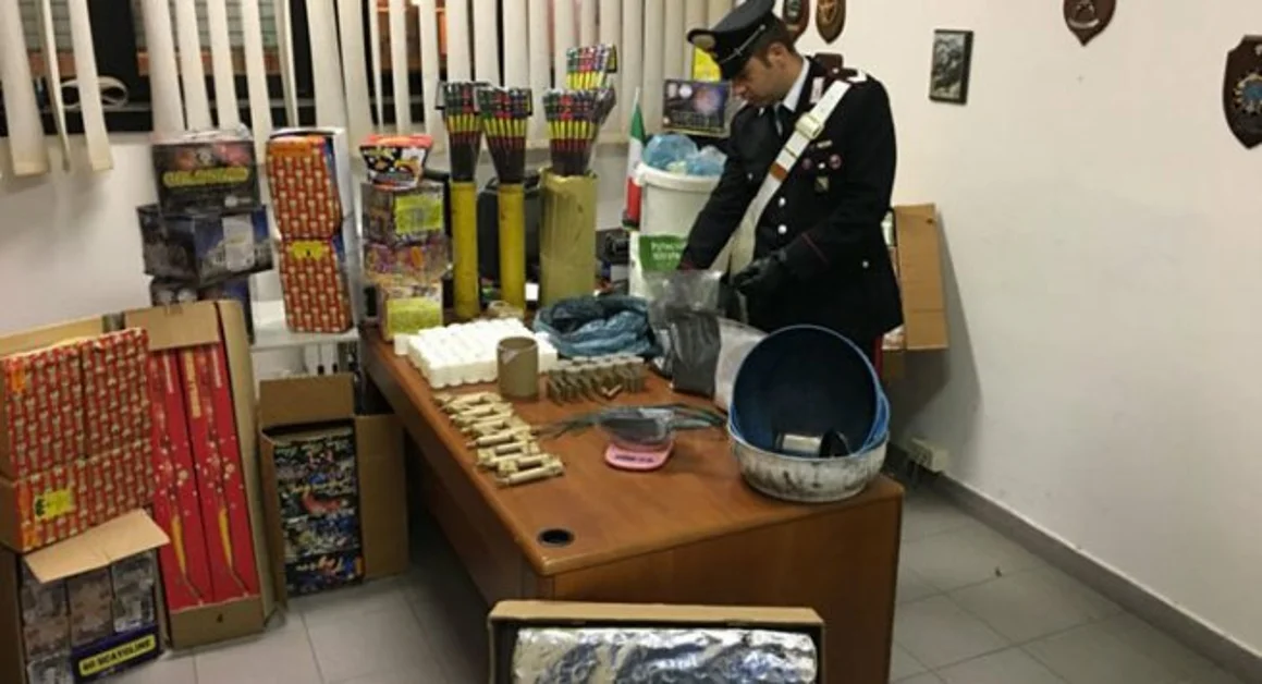 Torre del Greco - Oltre un quintale di botti illegali e polvere da sparo, arrestato un incensurato