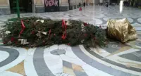 Napoli - Albero di Natale nella Galleria Umberto I, ancora vandalizzato