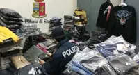 Napoli - Negozio nascosto dietro l'armadio, vendeva abbigliamento contraffatto