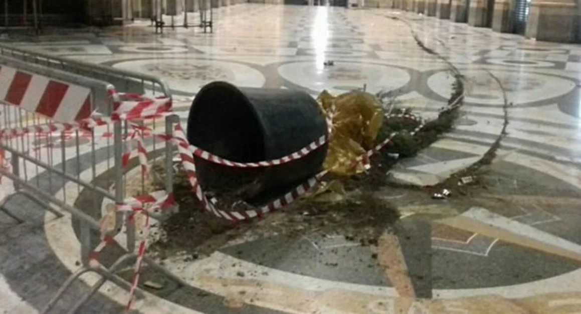 Napoli - Rubato nuovamente l'albero di Natale della Galleria Umberto