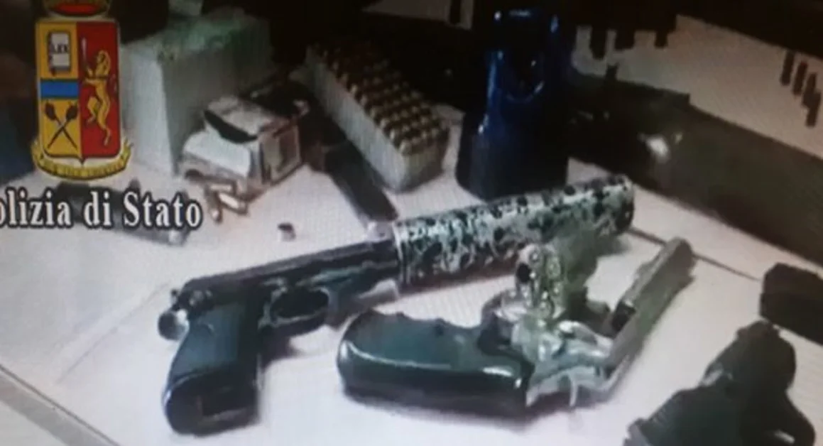 Napoli - Maxi operazione della Polizia a Ponticelli, sequestrato arsenale della camorra