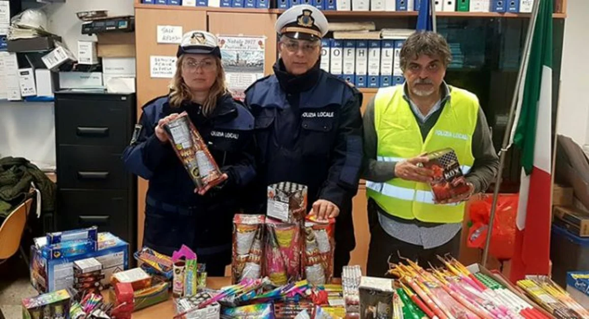 Ercolano - Polizia Municipale sequestra migliaia di botti venduti in strada