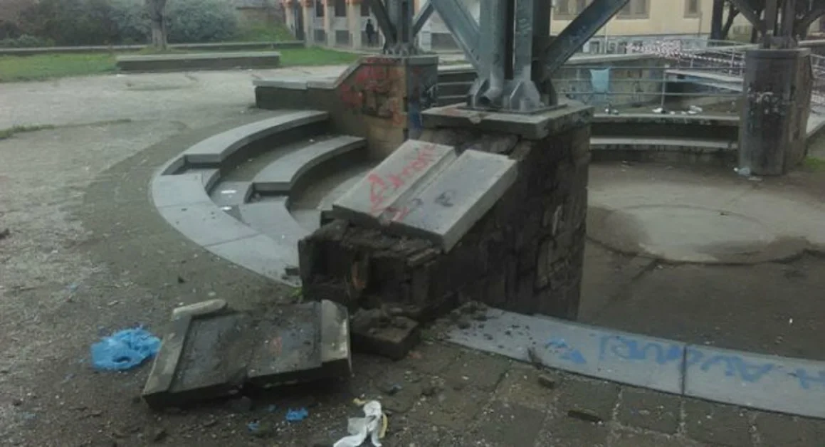 Pompei - Petardo ad alto potenziale esplode in piazza Schettini, danneggiata la Cassa Armonica
