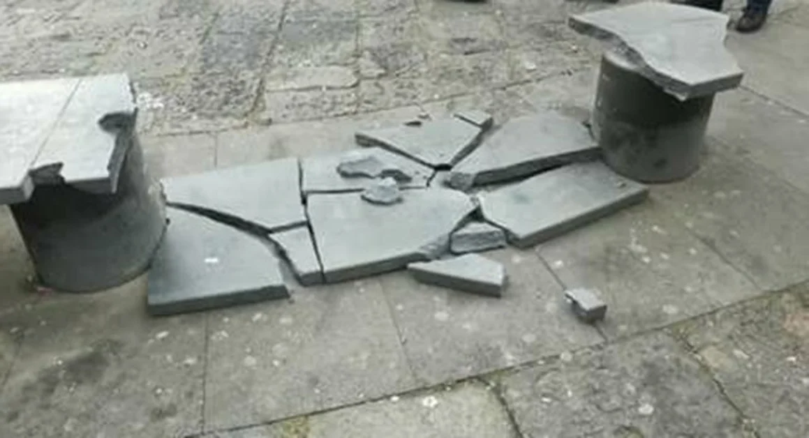 Boscoreale - Atto vandalico nella notte di Capodanno, distrutta una panchina di Piazza Pace