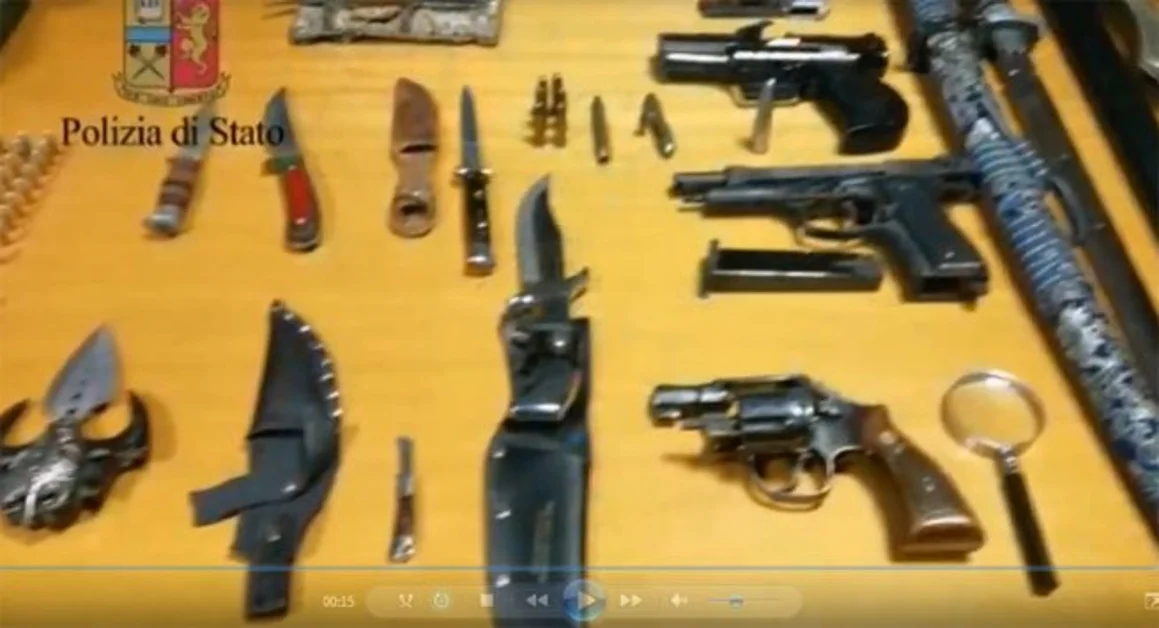 Casoria (NA) - Spara per festeggiare il Capodanno, incastrato da un video su Facebook. In casa aveva armi e munizioni