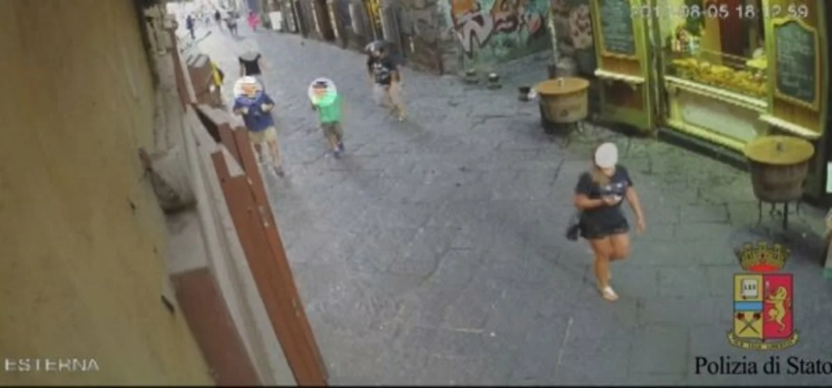 Napoli - Tentò di rapinare turista del suo Rolex, arrestato 20enne