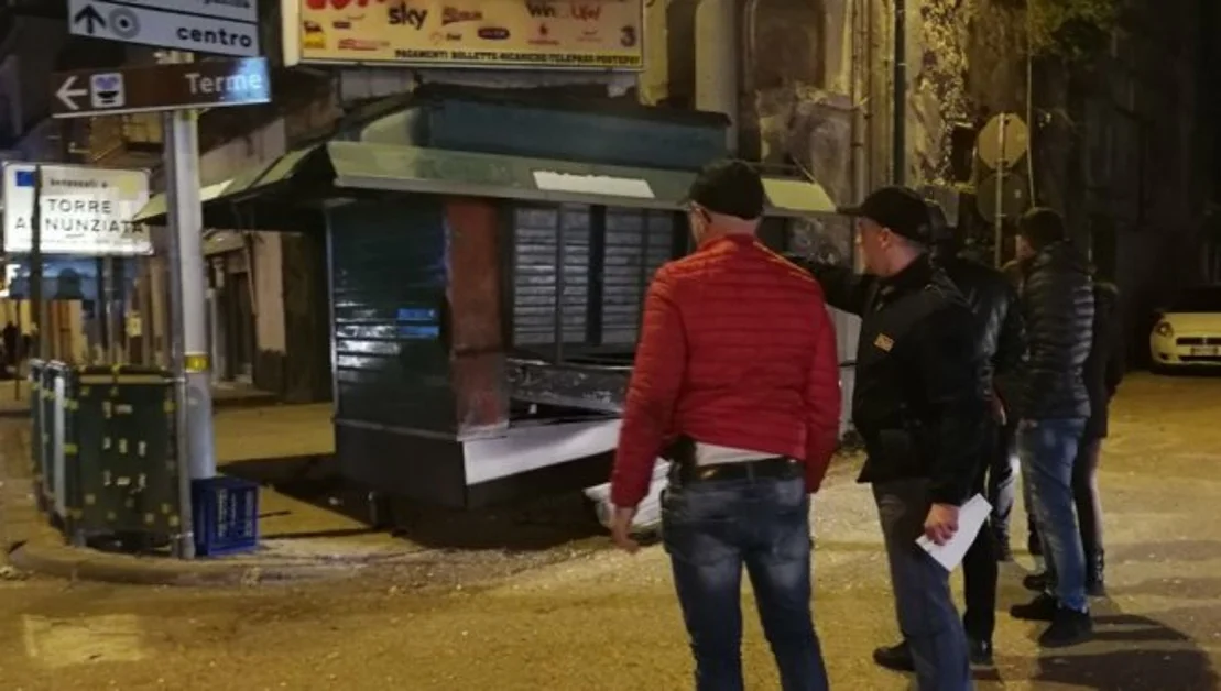 Torre Annunziata - Croce di Paselle, bomba carta contro ex edicola: danneggiata auto che transitava in zona