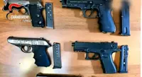 Napoli - Cinque pistole cariche in uno zainetto, arrestato 26enne