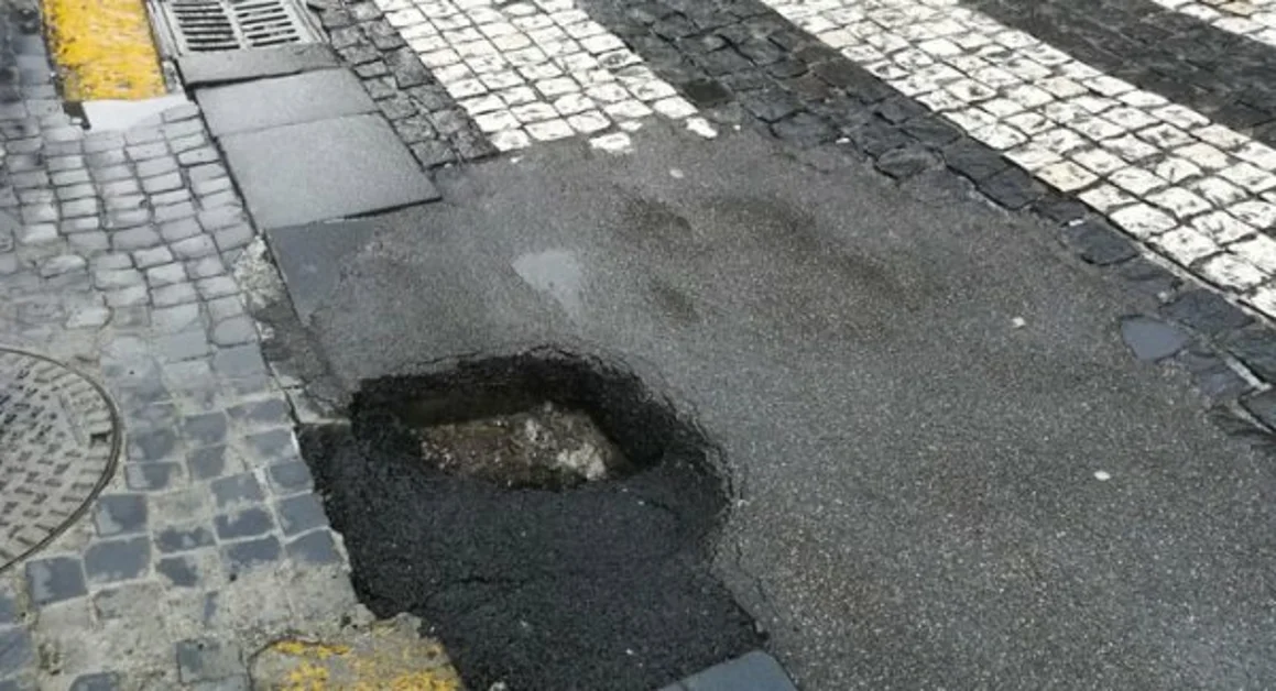 Torre Annunziata - Buca stradale pericolosa sulle strisce pedonali in corso Umberto: a rischio l'incolumità dei passanti