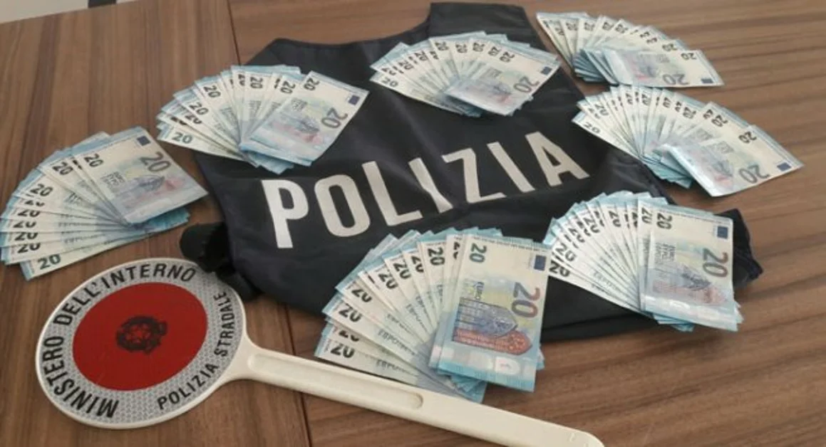 Castellammare - In autostrada con soldi falsi negli indumenti intimi, tre stabiesi ed un abruzzese denunciati