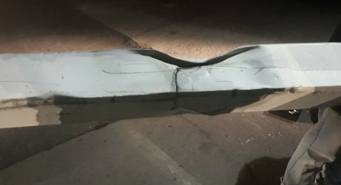 Torre Annunziata - Passaggio a livello si sta chiudendo, camion passa ma urta una sbarra