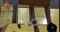 Napoli - Secondigliano, viaggiava in auto con 60 kg di sigarette di contrabbando: arrestato