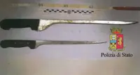 Napoli - Aggredisce proprietario di uno chalet con due grossi coltelli da cucina, arrestato 49enne
