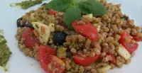 Insalata di farro con pesto e mozzarella