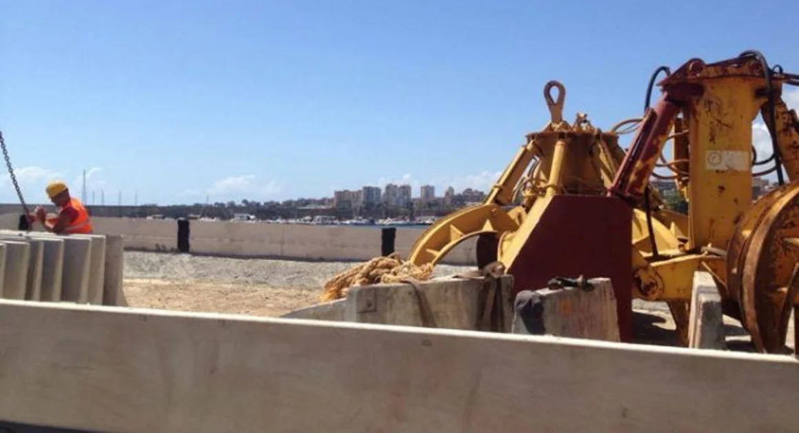 Torre Annunziata - Dragaggio del Porto, estratte già 100mila tonnellate di sabbia