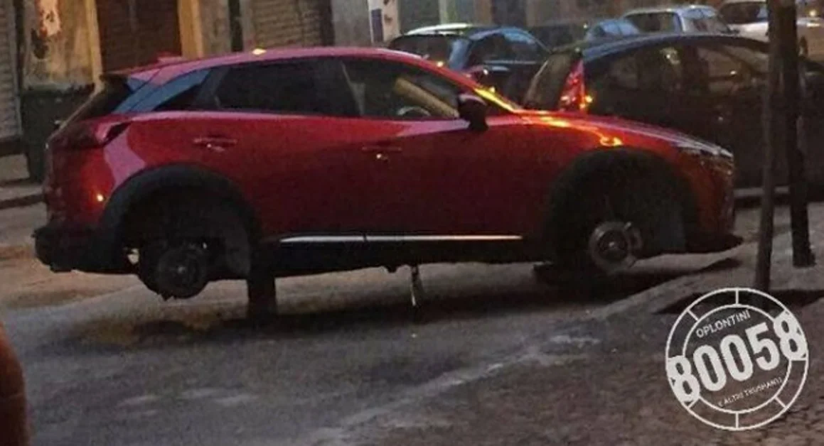 Torre Annunziata - Torna in voga il furto degli pneumatici sulle vetture