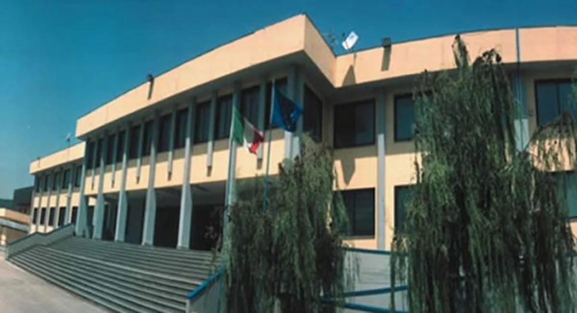 S. Maria a Vico (CE) - Prof vuole interrogarlo, studente la ferisce al volto con un coltello