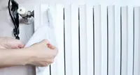 Come pulire i termosifoni eliminando la polvere all'interno