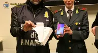 Trasformavano smartphone in iPhone X contraffatti. Scoperti due depositi di stoccaggio a Casoria