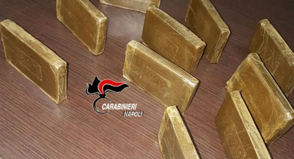 Torre Annunziata - In auto avevano circa un chilo di hashish, arrestata coppia