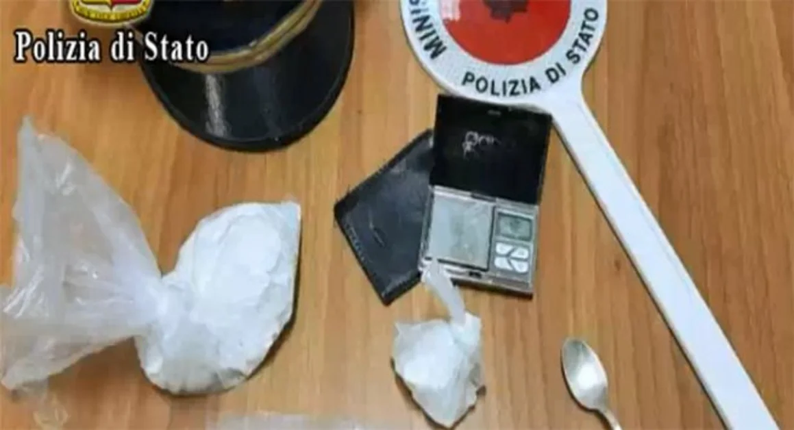 Torre Annunziata - Droga nascosta in una botola dietro la lavatrice, arrestata pusher di via Sambuco